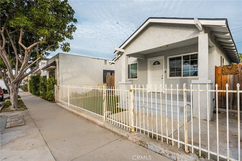 Welcome to 2320 Locust a two bedroom one bath home located - photo 2