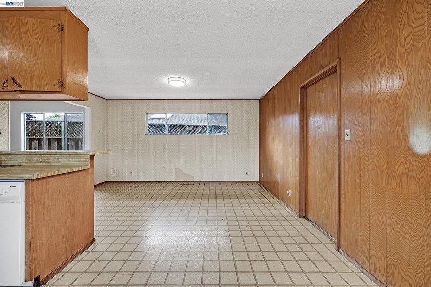 Highly desirable PARKMONT home located on a quiet cul-de-sac a - photo 7