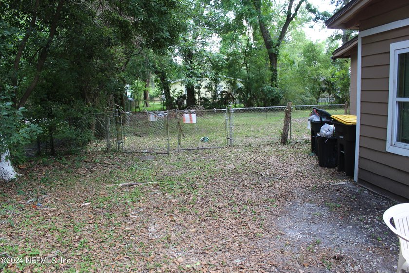 Quaint Home, 2 bedroom 1 bathroom home. Located Near Edgewood - photo 22
