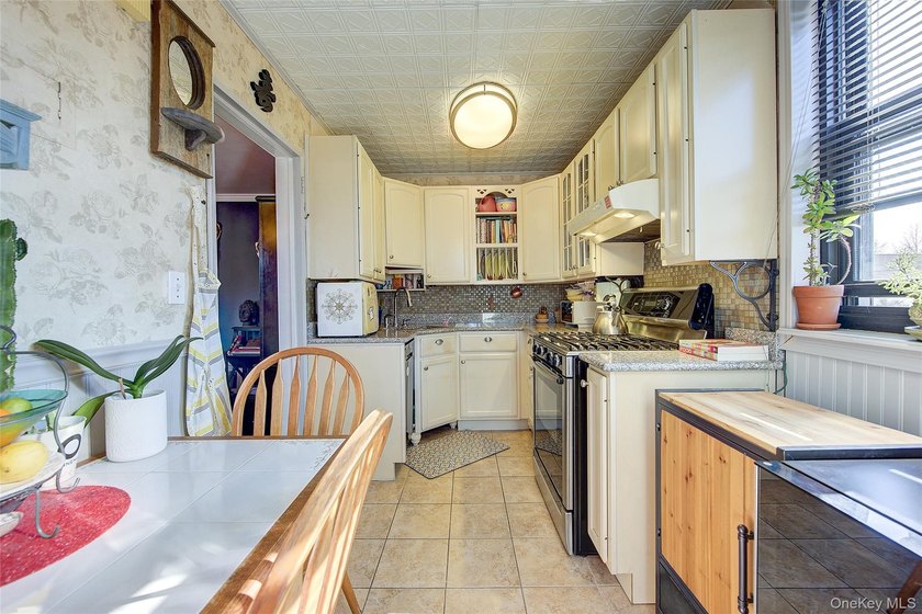 Welcome to this delightful 2-bedroom, 1-bath Upper-level corner - photo 11