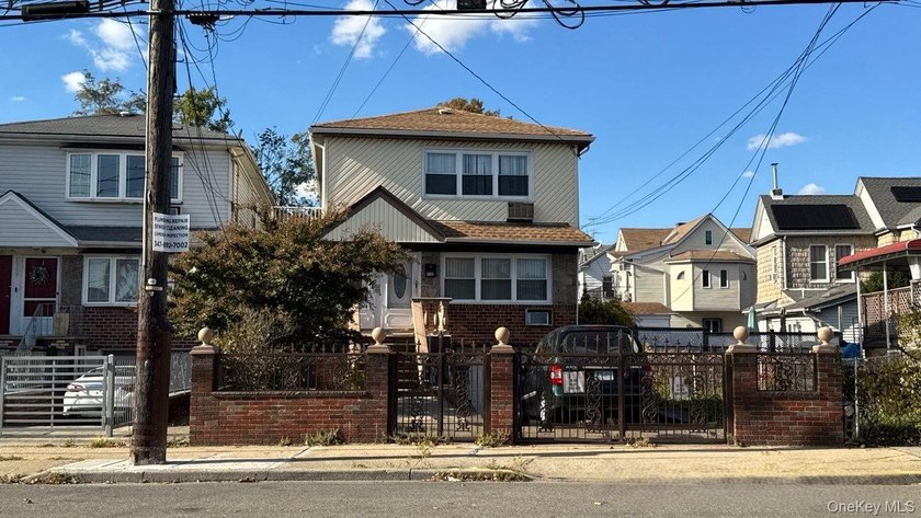 Colonial-style home featuring 5 bedrooms, 3 full baths, a formal - photo 2