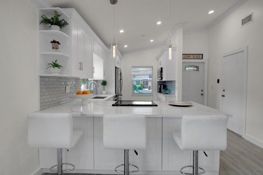 NEW, NEW, NEW!! Priced to SELL!!!! Completely renovated and - photo 2
