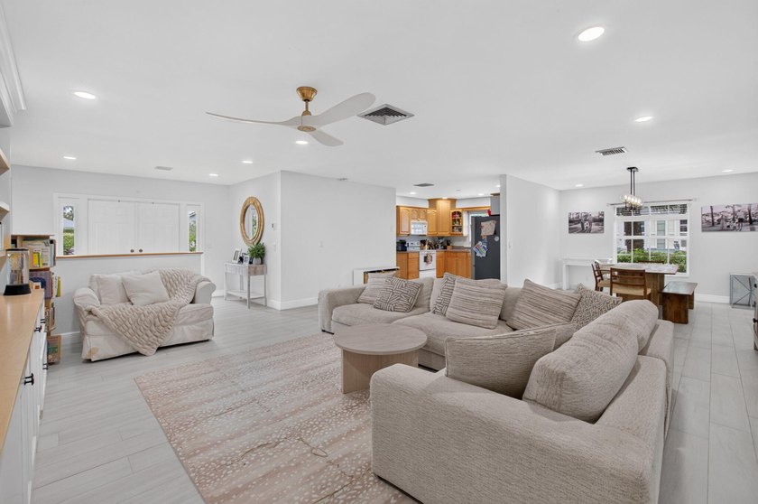 THIS BEAUTIFUL UPDATED 3 BEDROOM 2 BATH VILLA IS READY FOR A NEW - photo 11