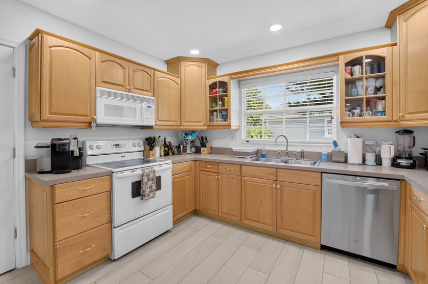 THIS BEAUTIFUL UPDATED 3 BEDROOM 2 BATH VILLA IS READY FOR A NEW - photo 17