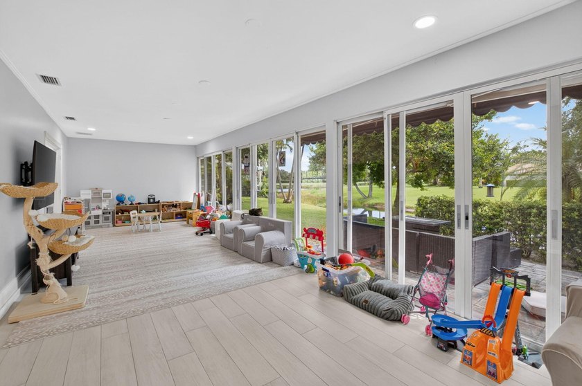 THIS BEAUTIFUL UPDATED 3 BEDROOM 2 BATH VILLA IS READY FOR A NEW - photo 21