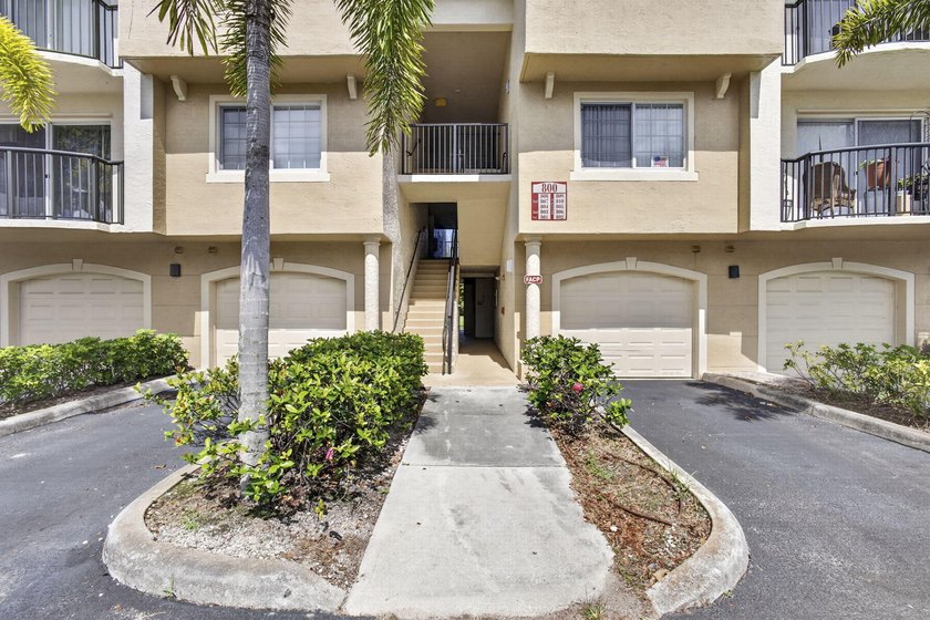 Beautiful third floor condo located in the desirable community - photo 3