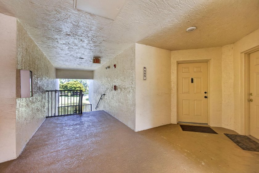 Beautiful third floor condo located in the desirable community - photo 4