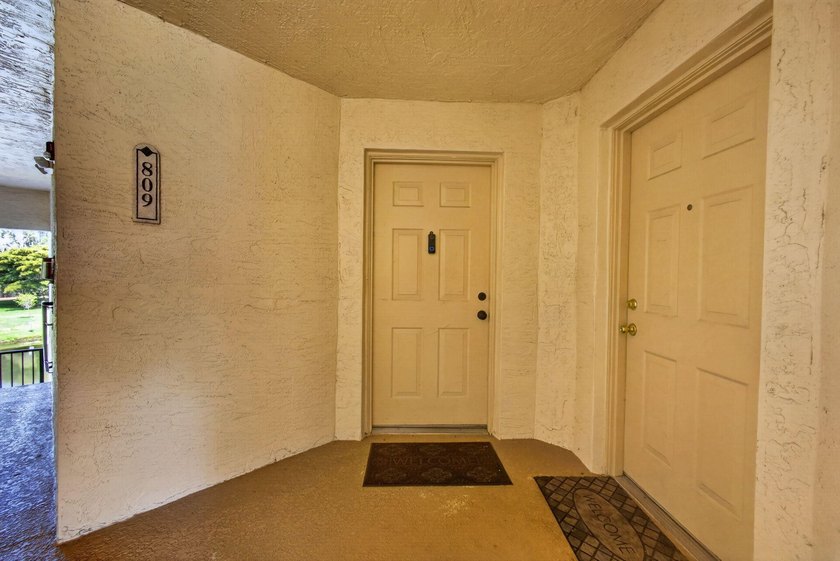 Beautiful third floor condo located in the desirable community - photo 5
