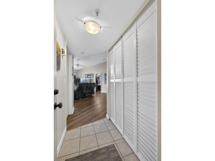 Beautiful third floor condo located in the desirable community - photo 7