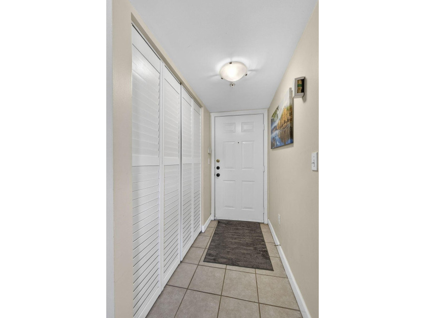 Beautiful third floor condo located in the desirable community - photo 8