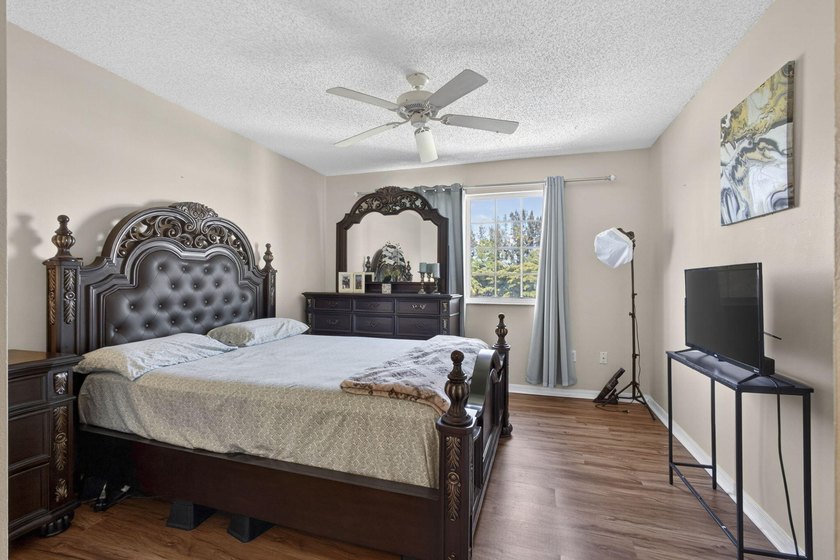 Beautiful third floor condo located in the desirable community - photo 9