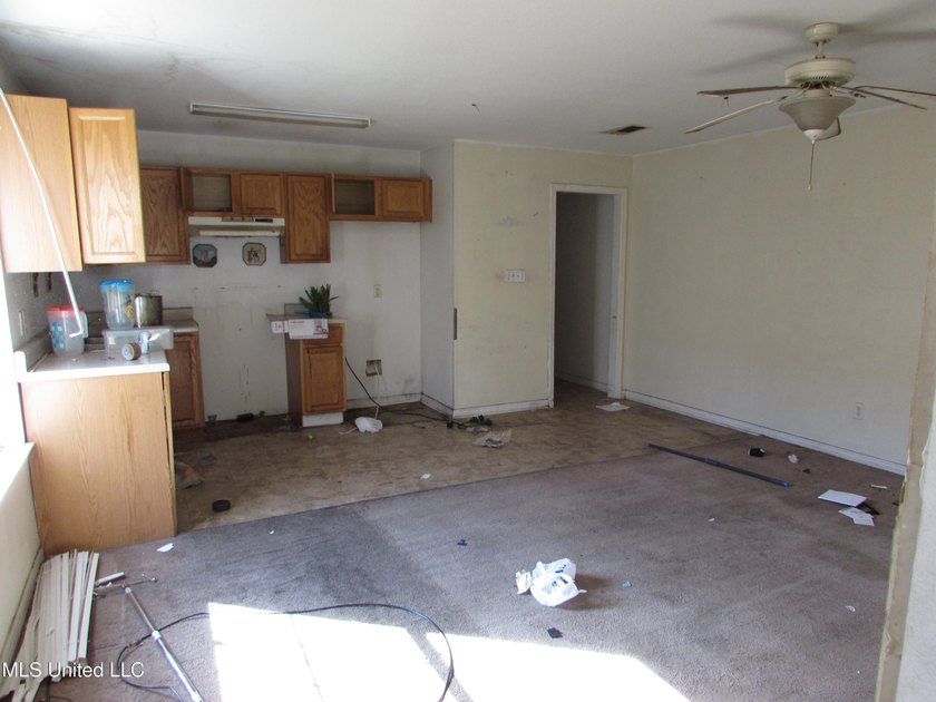 Great investor opportunity. 3bedroom 2bath fixer 1073 square - photo 2