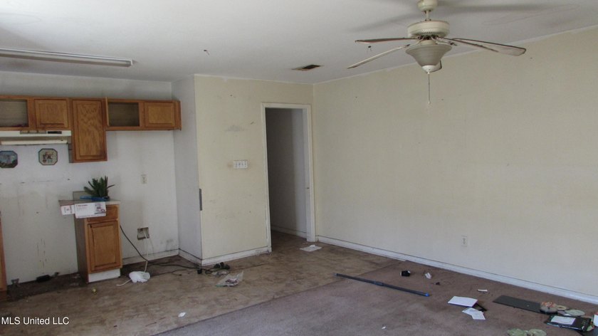 Great investor opportunity. 3bedroom 2bath fixer 1073 square - photo 3