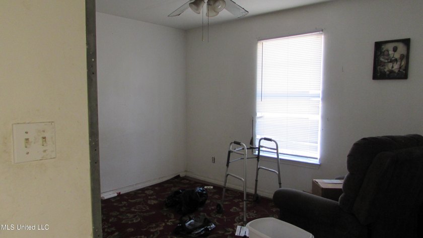 Great investor opportunity. 3bedroom 2bath fixer 1073 square - photo 4