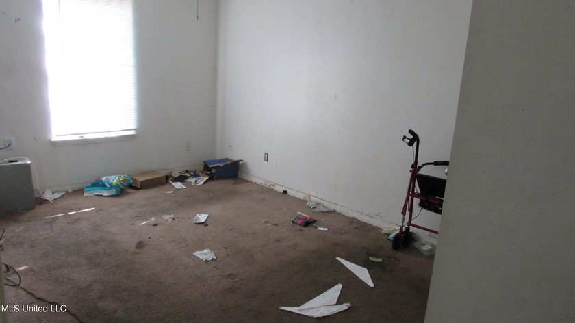 Great investor opportunity. 3bedroom 2bath fixer 1073 square - photo 8