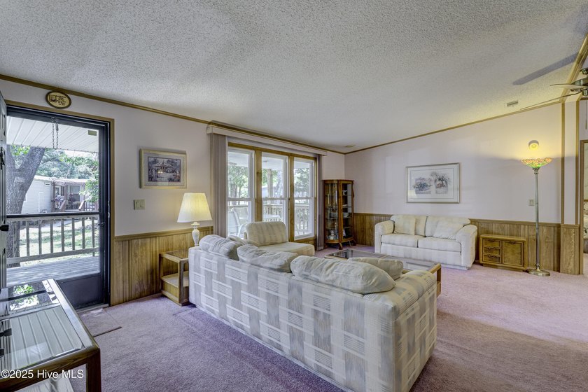 Back on the market, at no fault of seller. Set on a quiet - photo 5