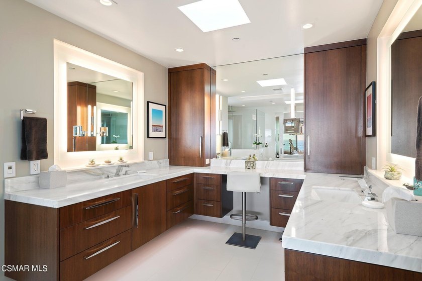 Absolutely exquisite newer built ocean front contemporary - photo 21