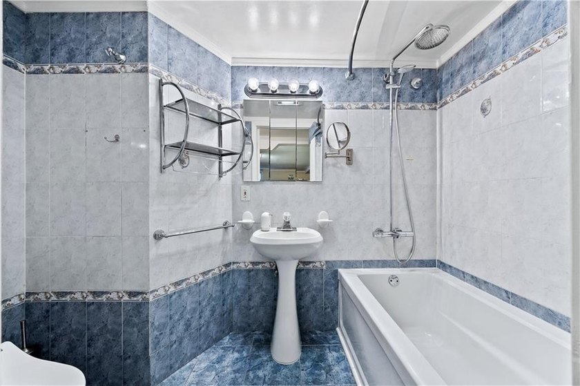 DAILY PRIVATE SHOWINGS. A masterful blend of refined design - photo 22