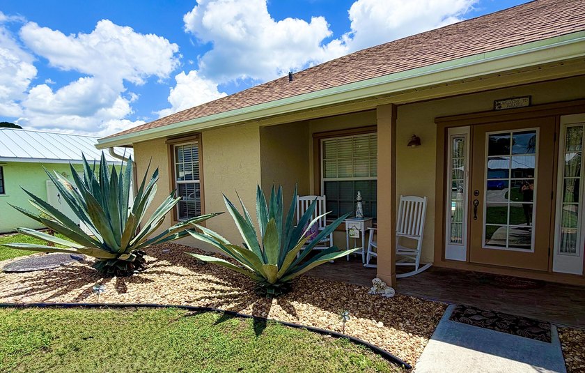 Welcome to this inviting three-bedroom, two-bathroom - photo 2