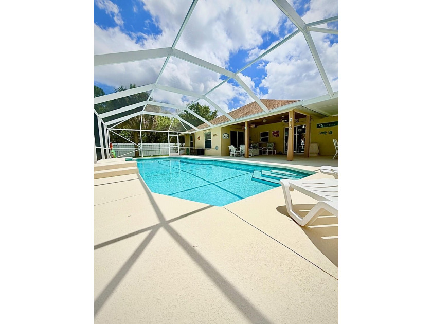 Welcome to this inviting three-bedroom, two-bathroom - photo 9