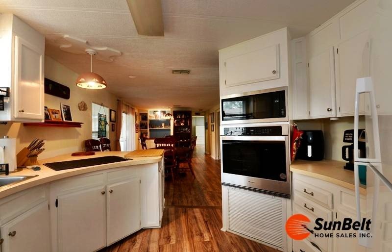 Beautifully Remodeled, Light-Filled Home in Premier 55+ Ocala - photo 6