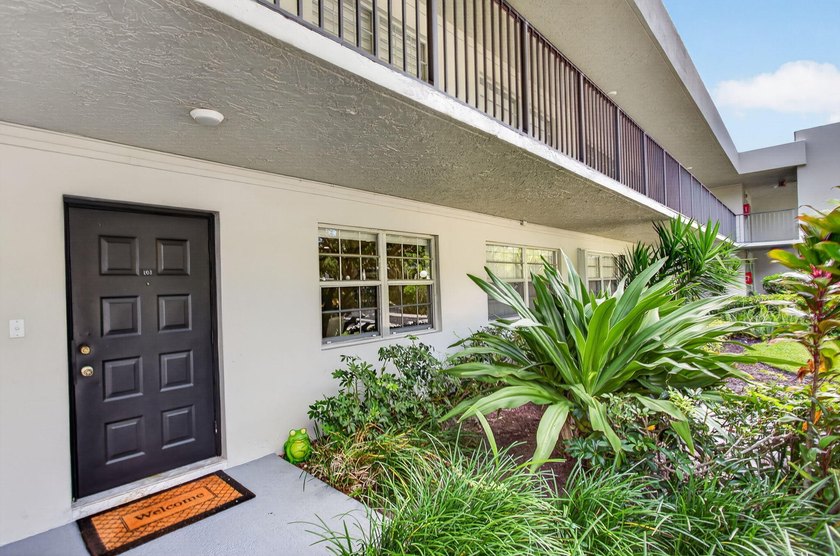 Enjoy easy living in this contemporary 3 bed, 2 bath garden - photo 2