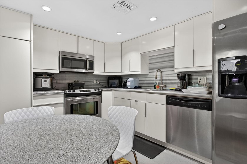 Enjoy easy living in this contemporary 3 bed, 2 bath garden - photo 6