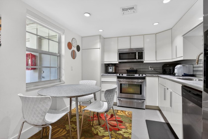 Enjoy easy living in this contemporary 3 bed, 2 bath garden - photo 8