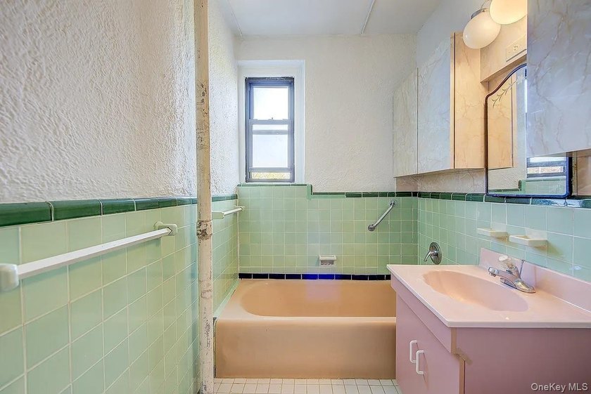 THE UNIT: Welcome to #4J - a sought-after, most-wanted floor - photo 29