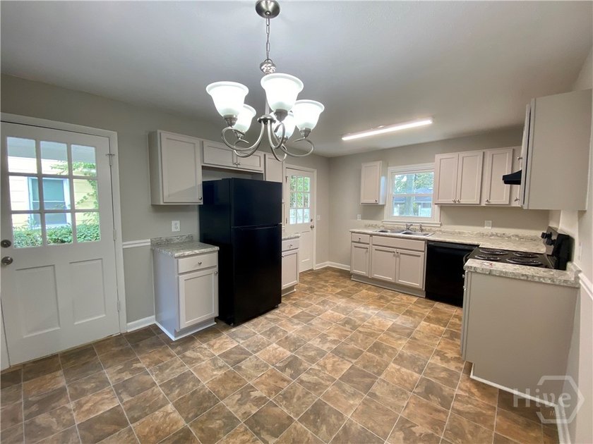 Excellent property to live in or add to a rental portfolio - photo 4