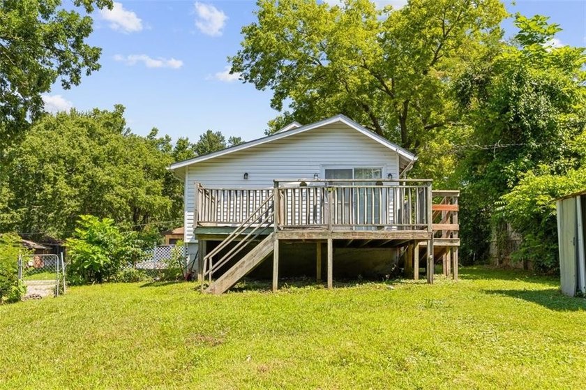 Darling 2 bedroom 1 bath updated house sits on a secluded treed - photo 4