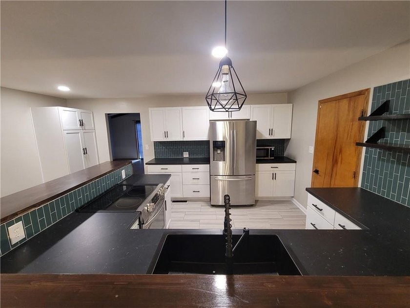 Welcome to your perfect home! This move-in ready true ranch has - photo 3