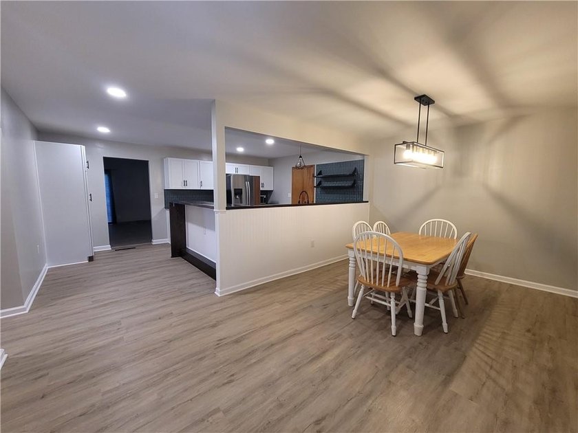 Welcome to your perfect home! This move-in ready true ranch has - photo 5