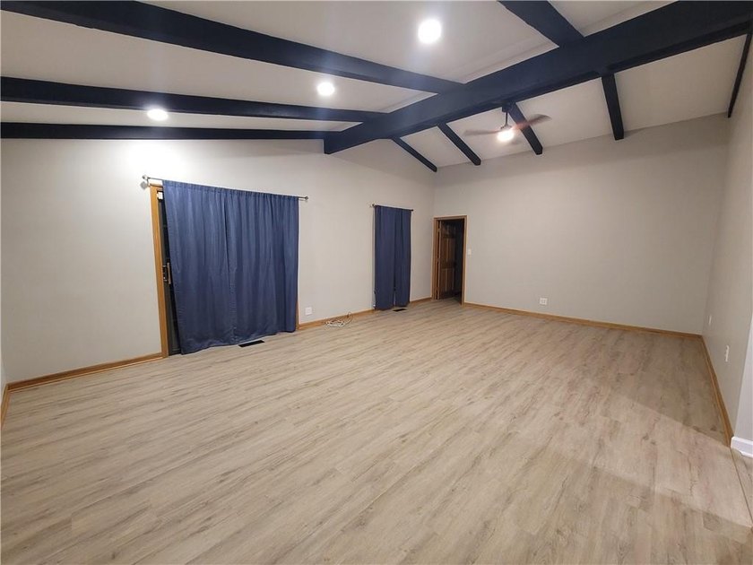 Welcome to your perfect home! This move-in ready true ranch has - photo 7