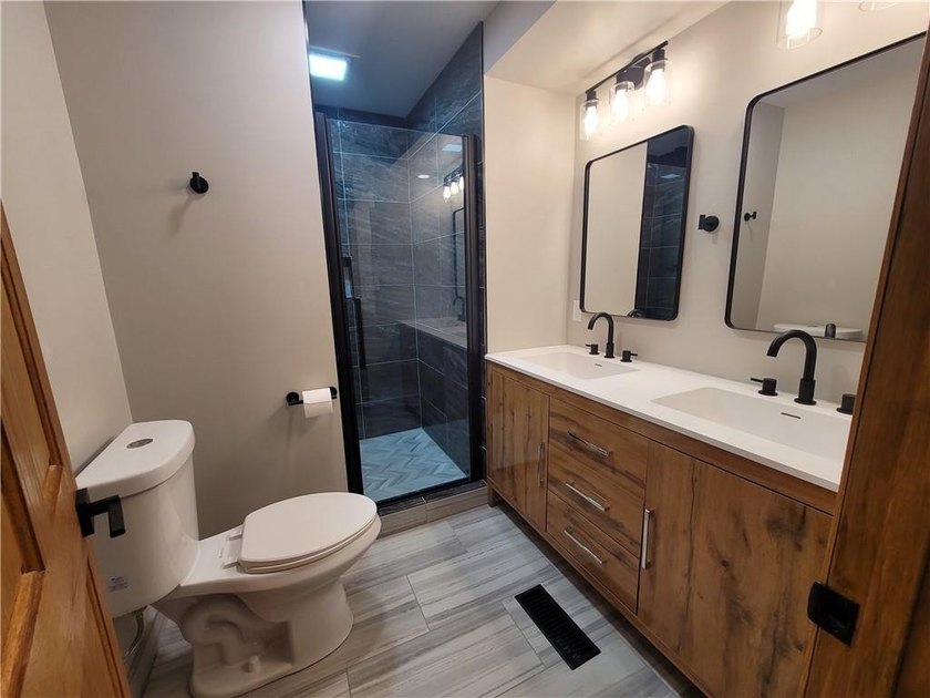 Welcome to your perfect home! This move-in ready true ranch has - photo 8