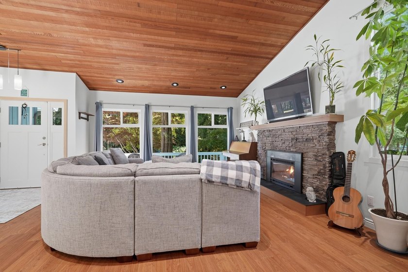 Welcome to this beautifully renovated home in the heart of Ocean - photo 6