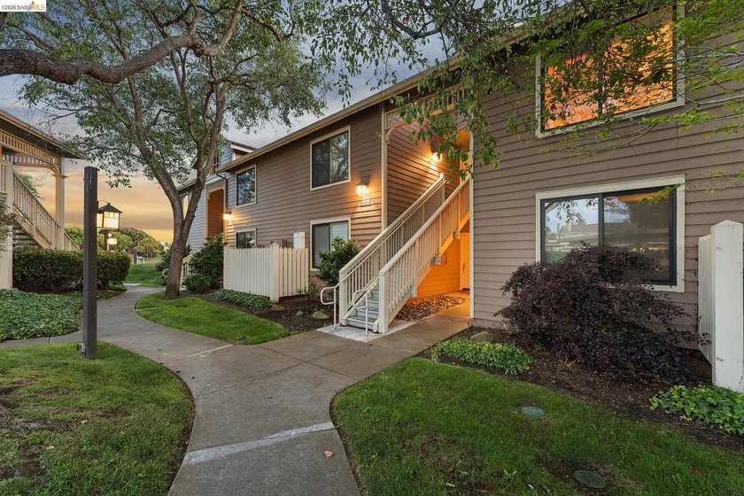 View, view, and more views! Welcome to 194 Lakeshore Ct, a - photo 2