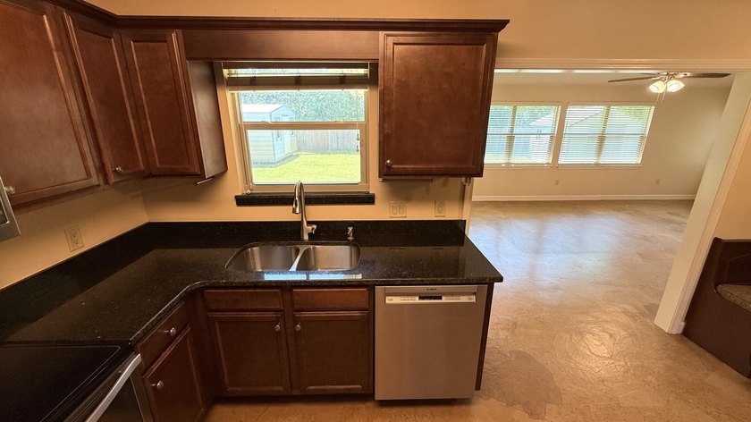 MOVE-IN-READY! 3BR/1.5BA Brick/Hardie Board home conveniently - photo 11