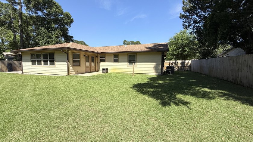 MOVE-IN-READY! 3BR/1.5BA Brick/Hardie Board home conveniently - photo 32