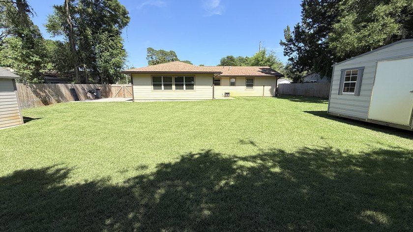 MOVE-IN-READY! 3BR/1.5BA Brick/Hardie Board home conveniently - photo 33