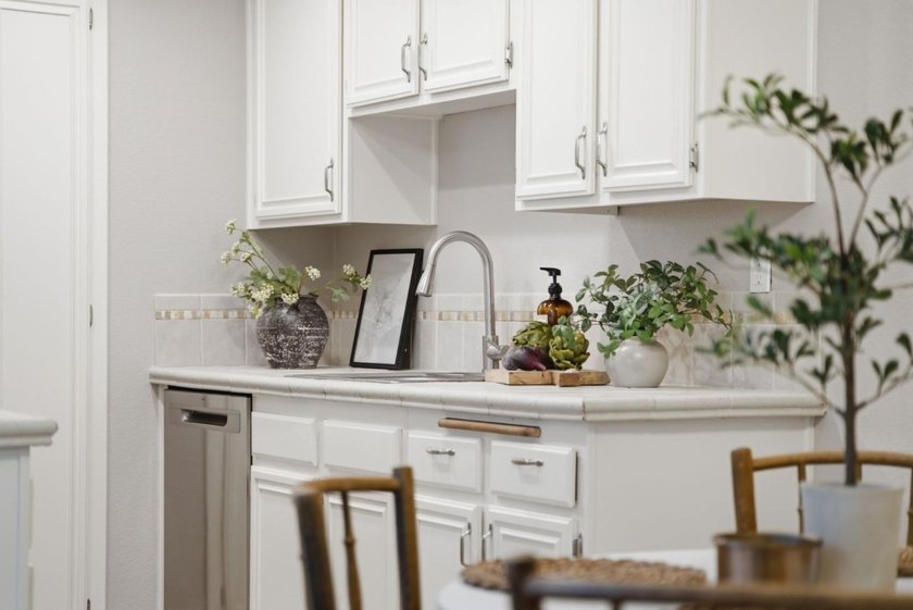 A bright top-floor retreat in the heart of Hamilton Place, this - photo 11
