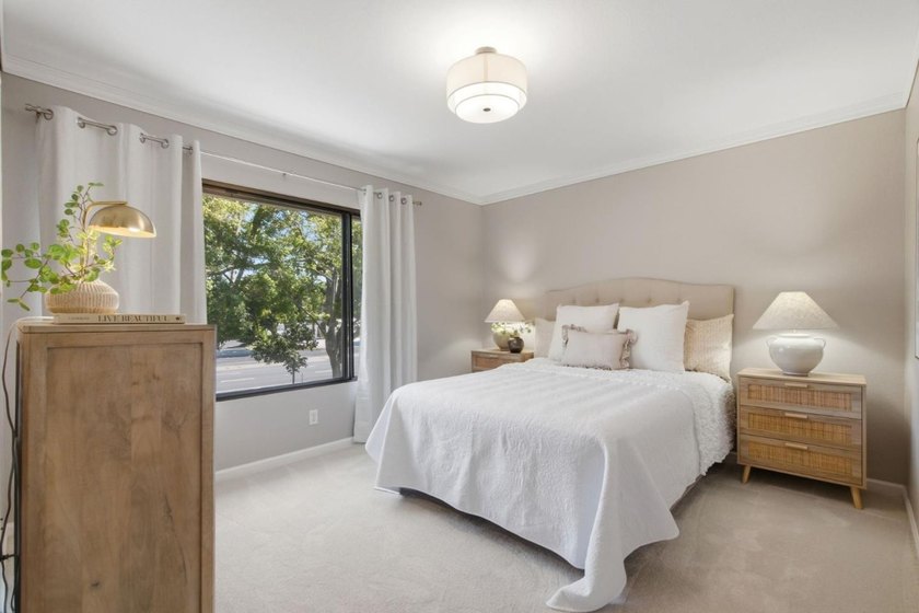 A bright top-floor retreat in the heart of Hamilton Place, this - photo 13