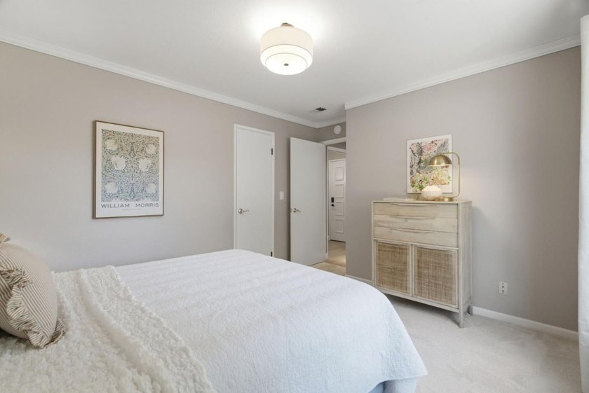 A bright top-floor retreat in the heart of Hamilton Place, this - photo 14