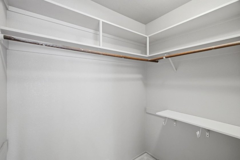 A bright top-floor retreat in the heart of Hamilton Place, this - photo 15