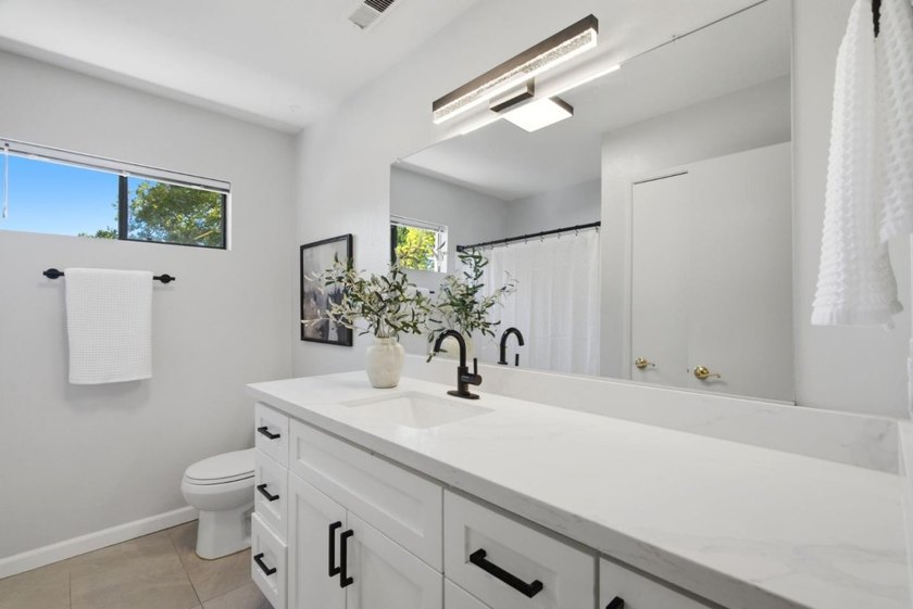 A bright top-floor retreat in the heart of Hamilton Place, this - photo 16