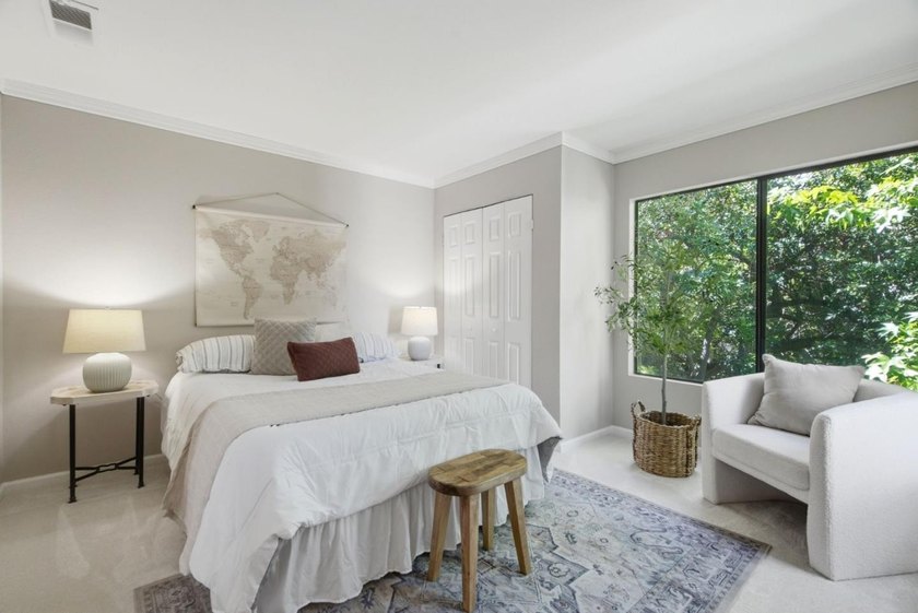 A bright top-floor retreat in the heart of Hamilton Place, this - photo 19