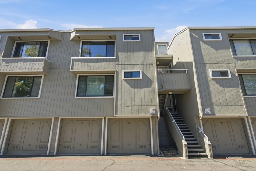 A bright top-floor retreat in the heart of Hamilton Place, this - photo 33