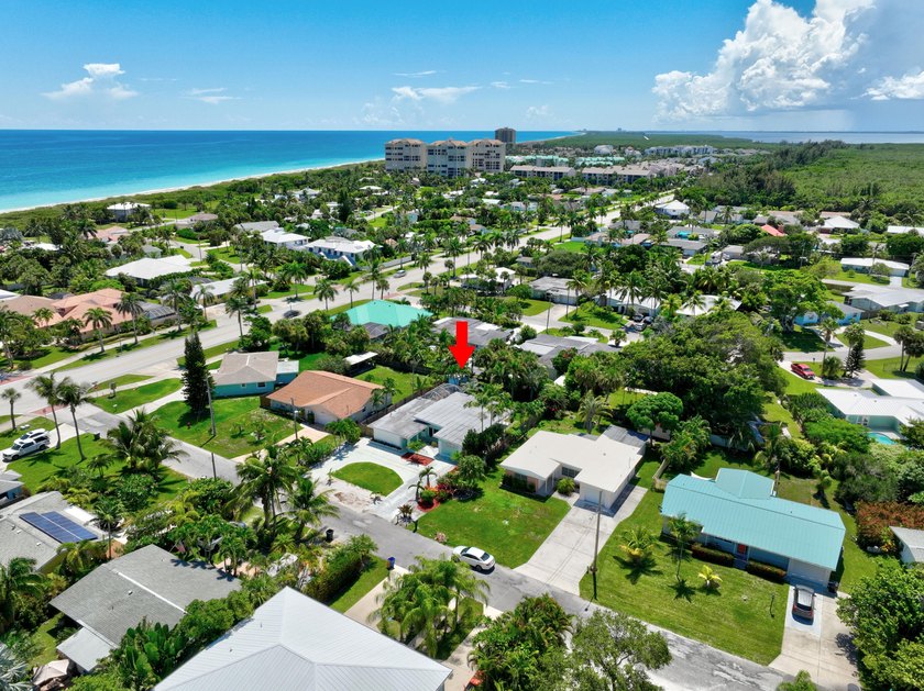 Beautiful upgraded pool home on South Hutchinson Island in - photo 2
