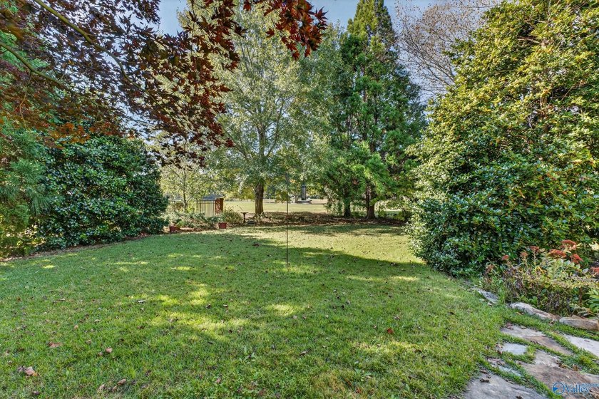 Custom one-owner home in Hampton Cove's sought-after - photo 18
