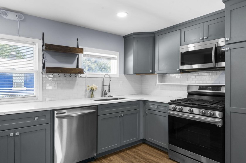 Lovely corner lot home! The homeowner purchased the adjacent lot - photo 19